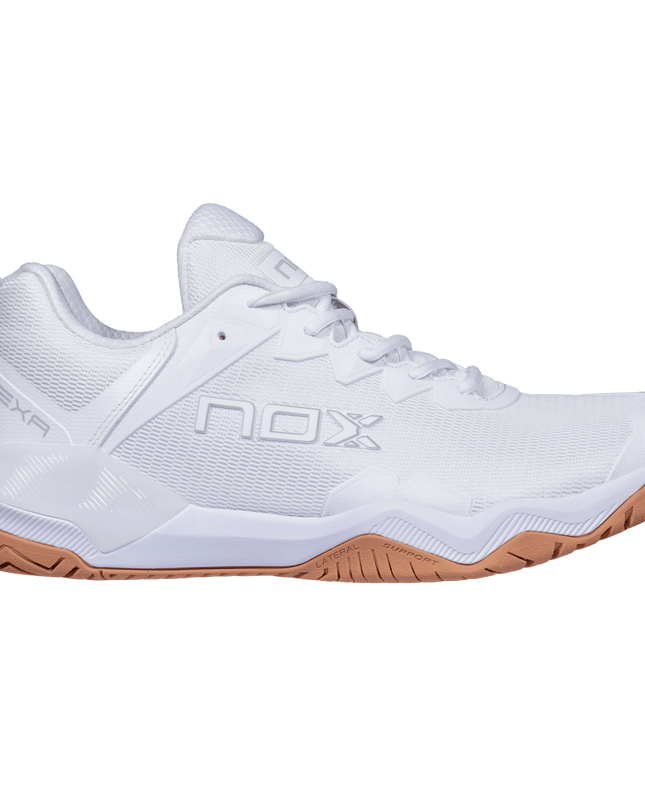 Zapatillas de pickleball NOX LUX HEXA en blanco y gum rubber - vista lateral