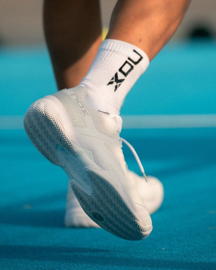 ZAPATILLAS NOX DE PÁDEL AT10 PRO BLANCO/GRIS
